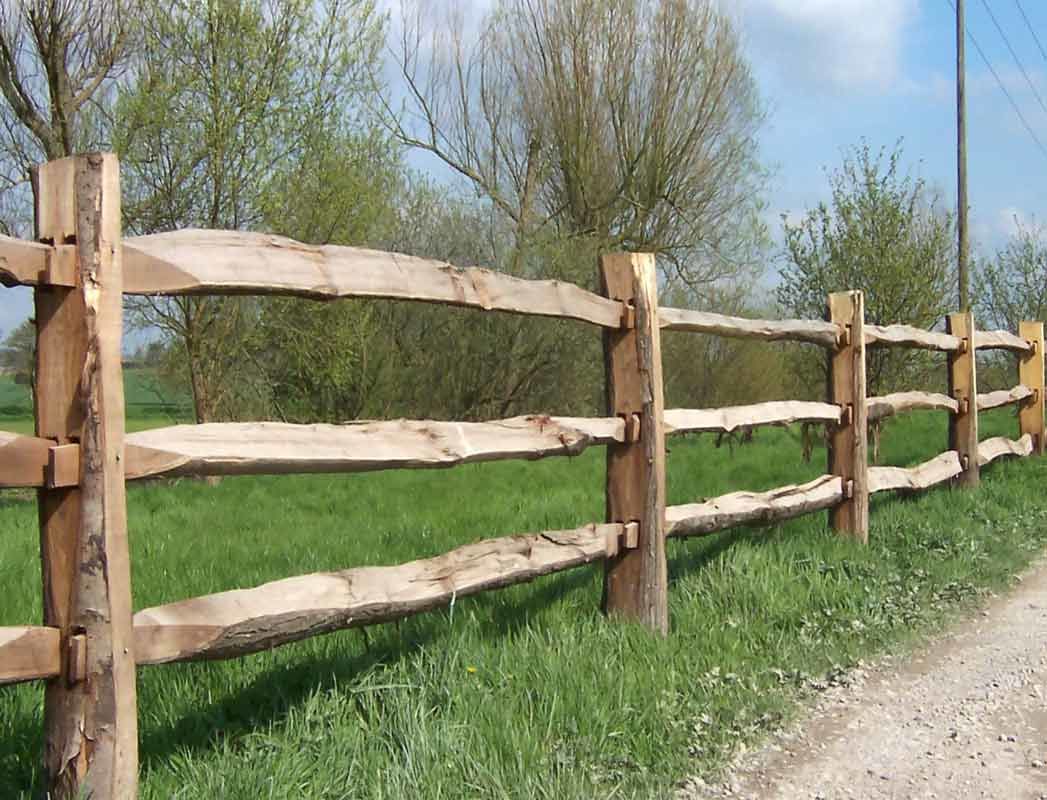 Cleft Chestnut - www.BrandonThathers.co.uk Rustic fence.jpg