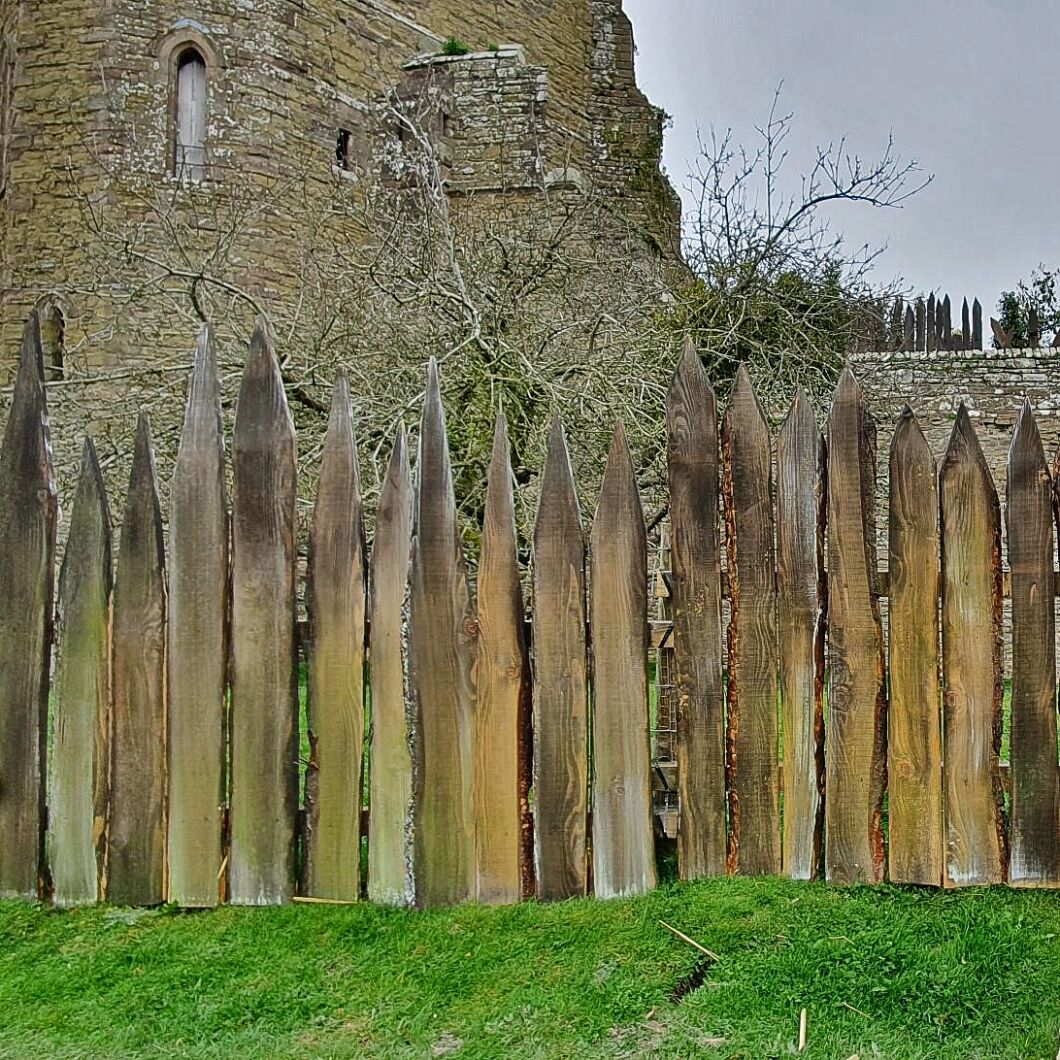 Stoksay castle fencing 2.jpg