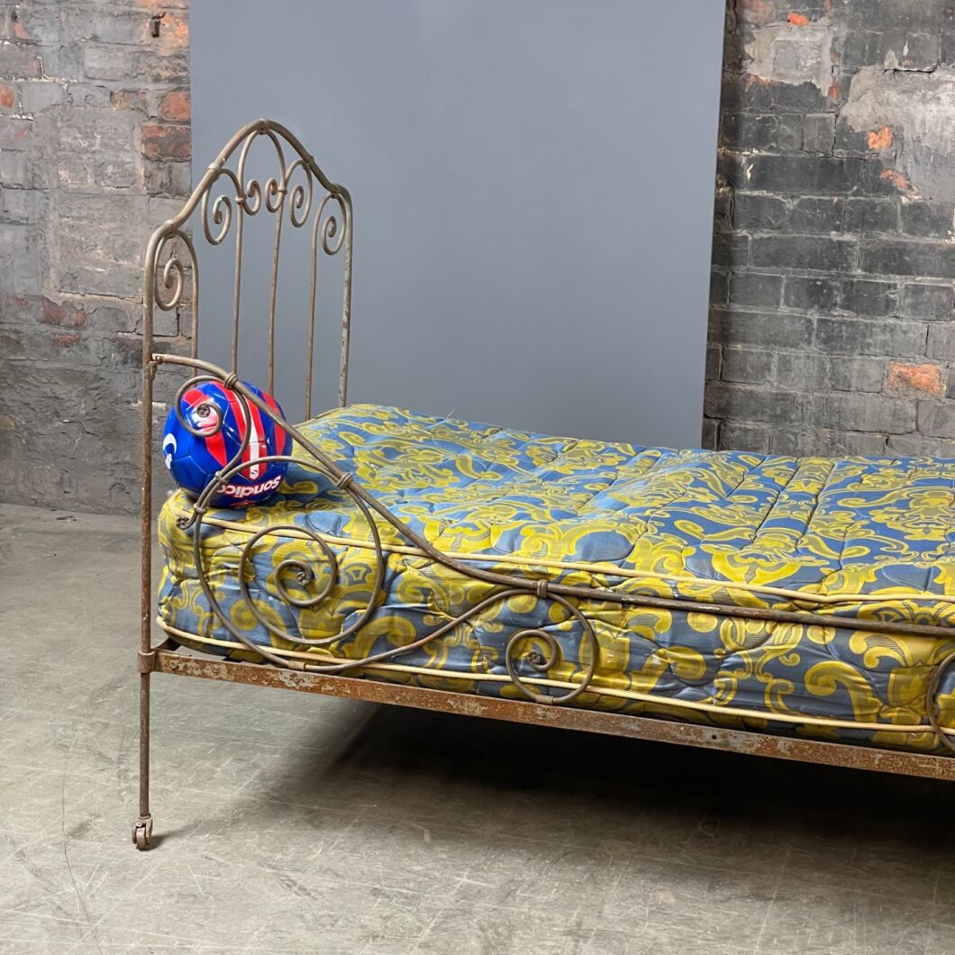 Antique metal trundle bed deals