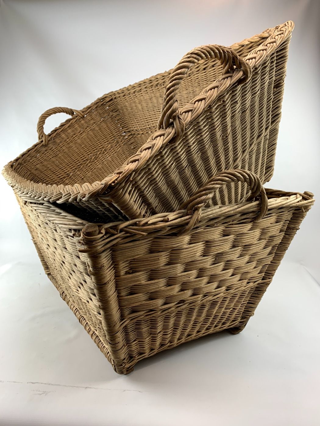 Linen baskets – www.BrandonThatchers.co.uk 