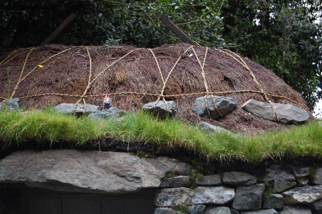 Heather & Turf Thatching, Chelsea Flower Show - www.brandonthatchers.co.uk Heather & Turf Thatching, Chelsea Flower Show - www.brandonthatchers.co.uk