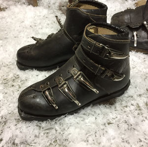 Vintage-ski-boots.jpg