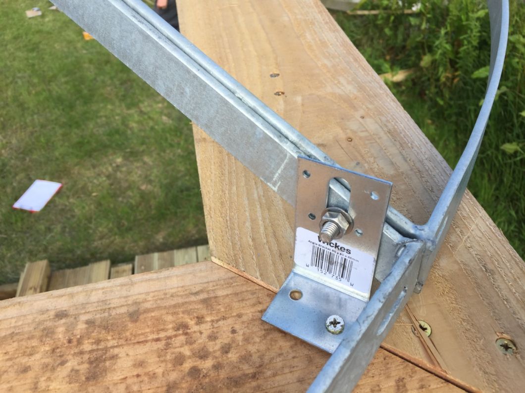 Roof frame fit – www.BrandonThatchers.co.uk 