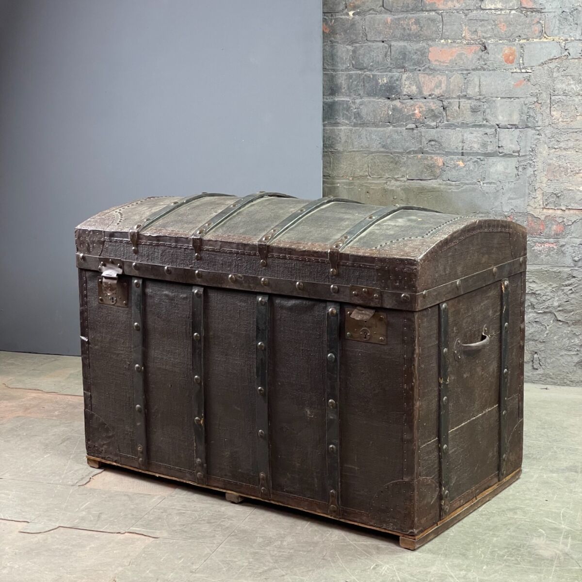 Domed Strong Trunk - RENTAL ONLY - Brandon Thatchers