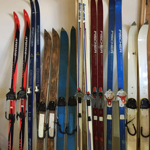 Skis-1.jpg Skis-1.jpg