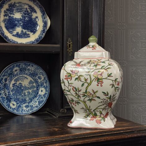 www.brandonthatchers.co.uk Chinoiserie Porcelain Ginger Jar 2 Chinoiserie Porcelain Ginger Jar - RENTAL ONLY