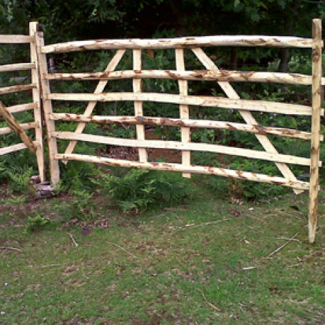 Sheep Hurdle Split Chestnut, approx. 6’ (1.8 m) wide x 4’ (1.2 m) high. Craftsman made from coppiced chestnut